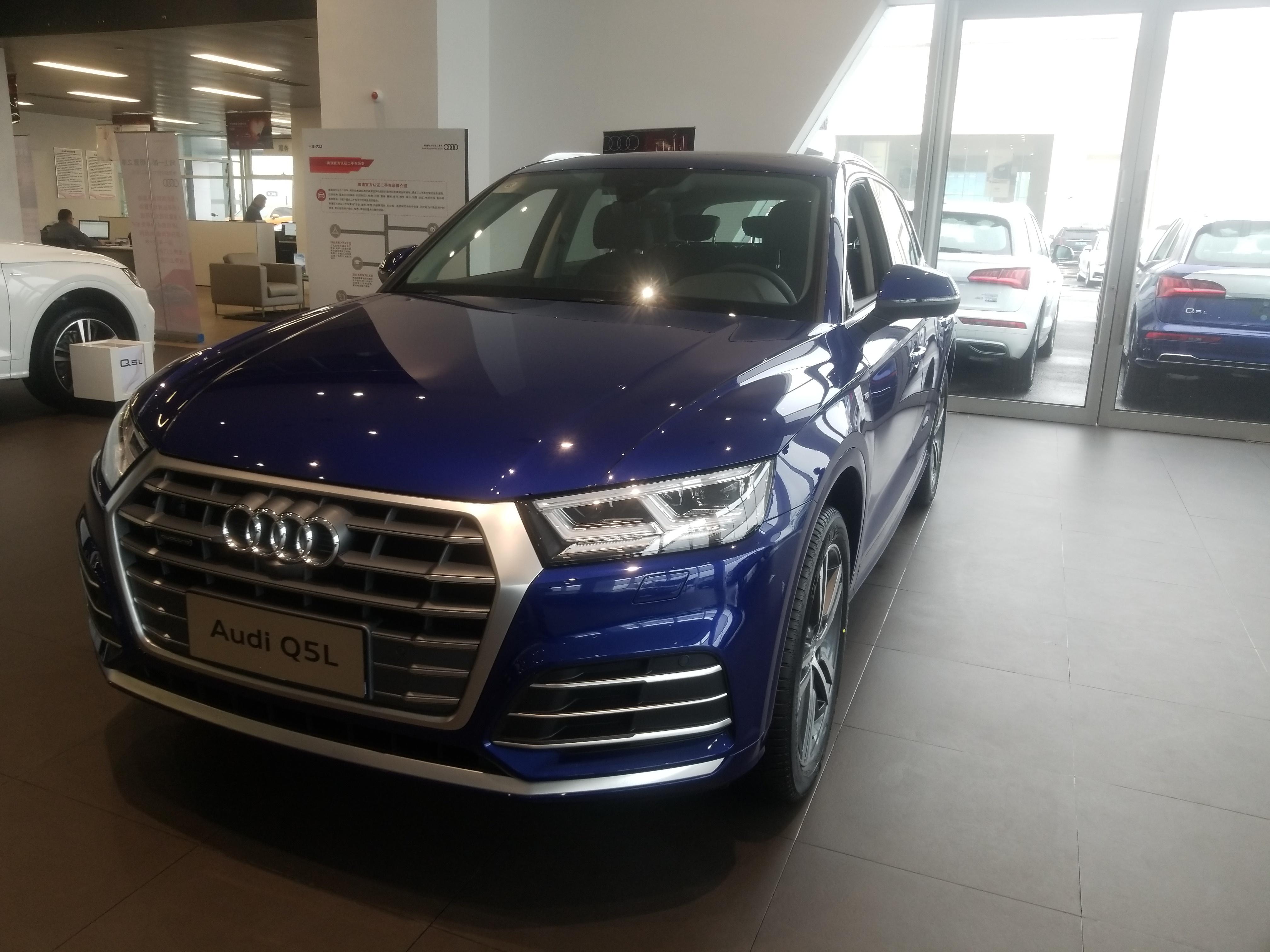 到店实拍2020款奥迪q5l探索蓝色车身很耐看配雨量感应式雨刷