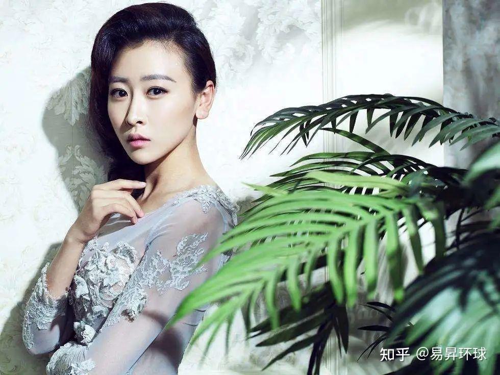 2021年,毛俊杰参加芒果tv综艺时表示,她开的餐厅获得了米其林一星.