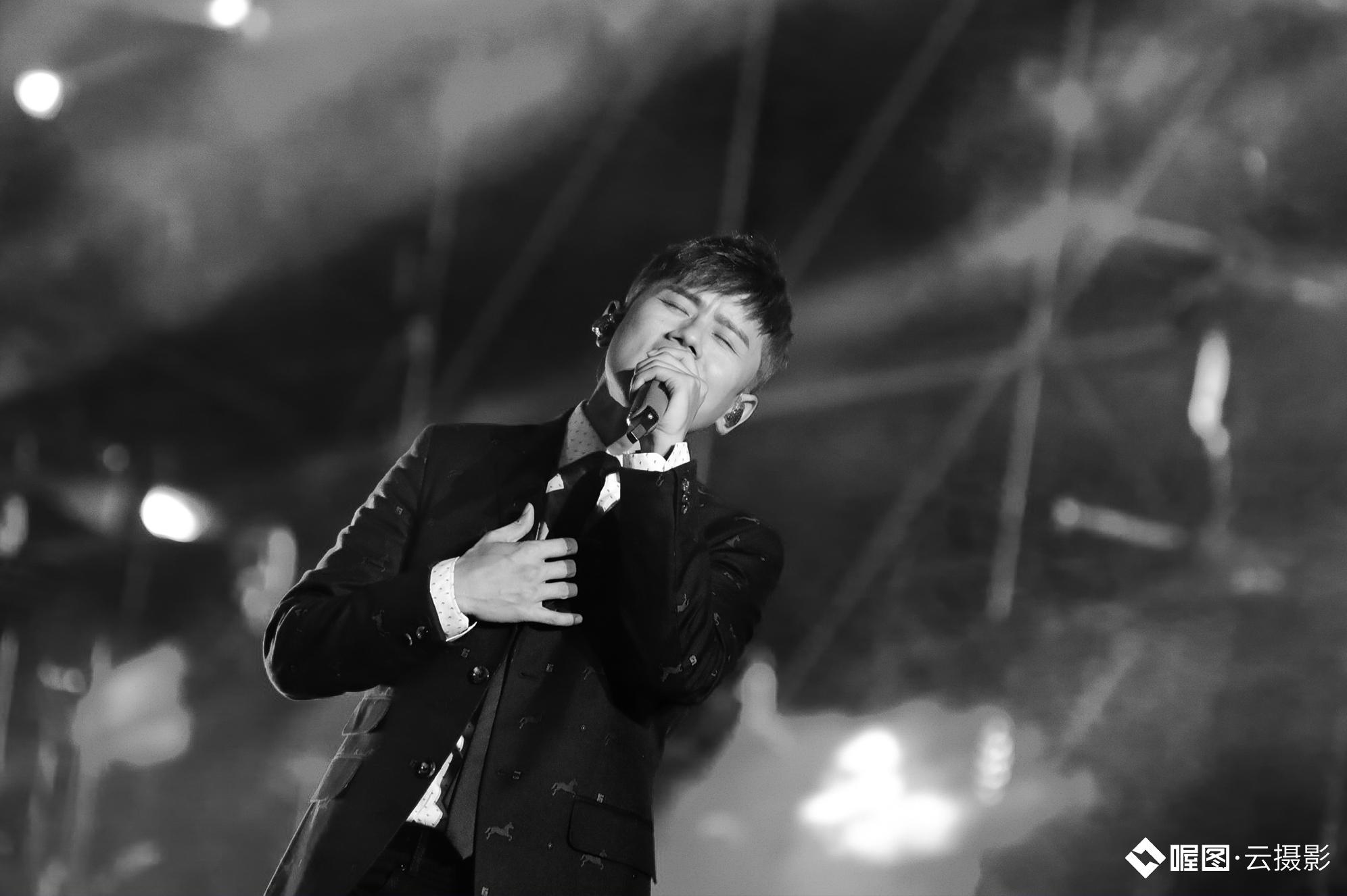 表达了"蓝色"所蕴藏的希望与力量,打造出属于黄子韬的音乐蓝海世界