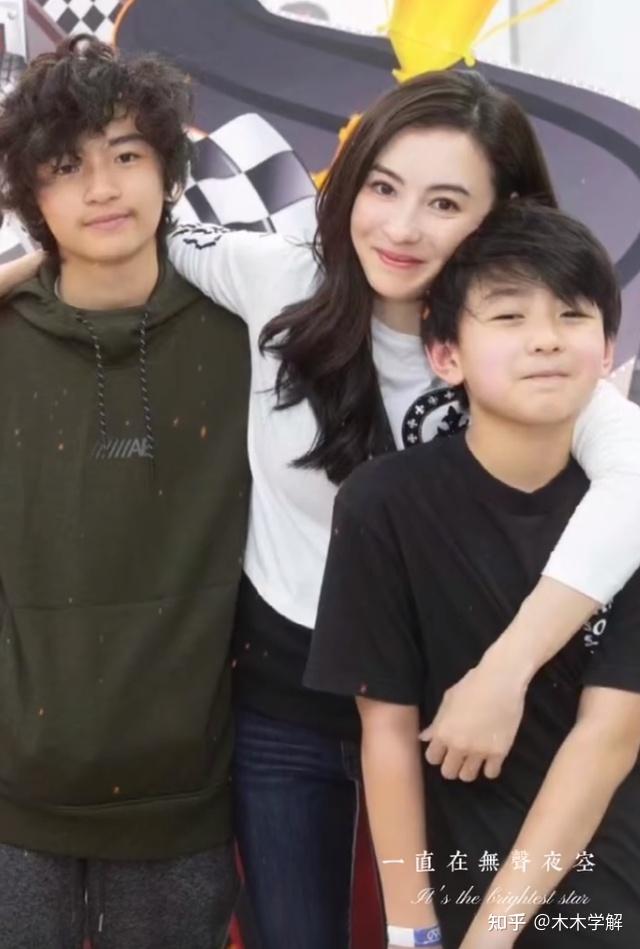 长大之后的lucas简直是谢霆锋的"复刻版",除了长相很像谢霆锋之外,连