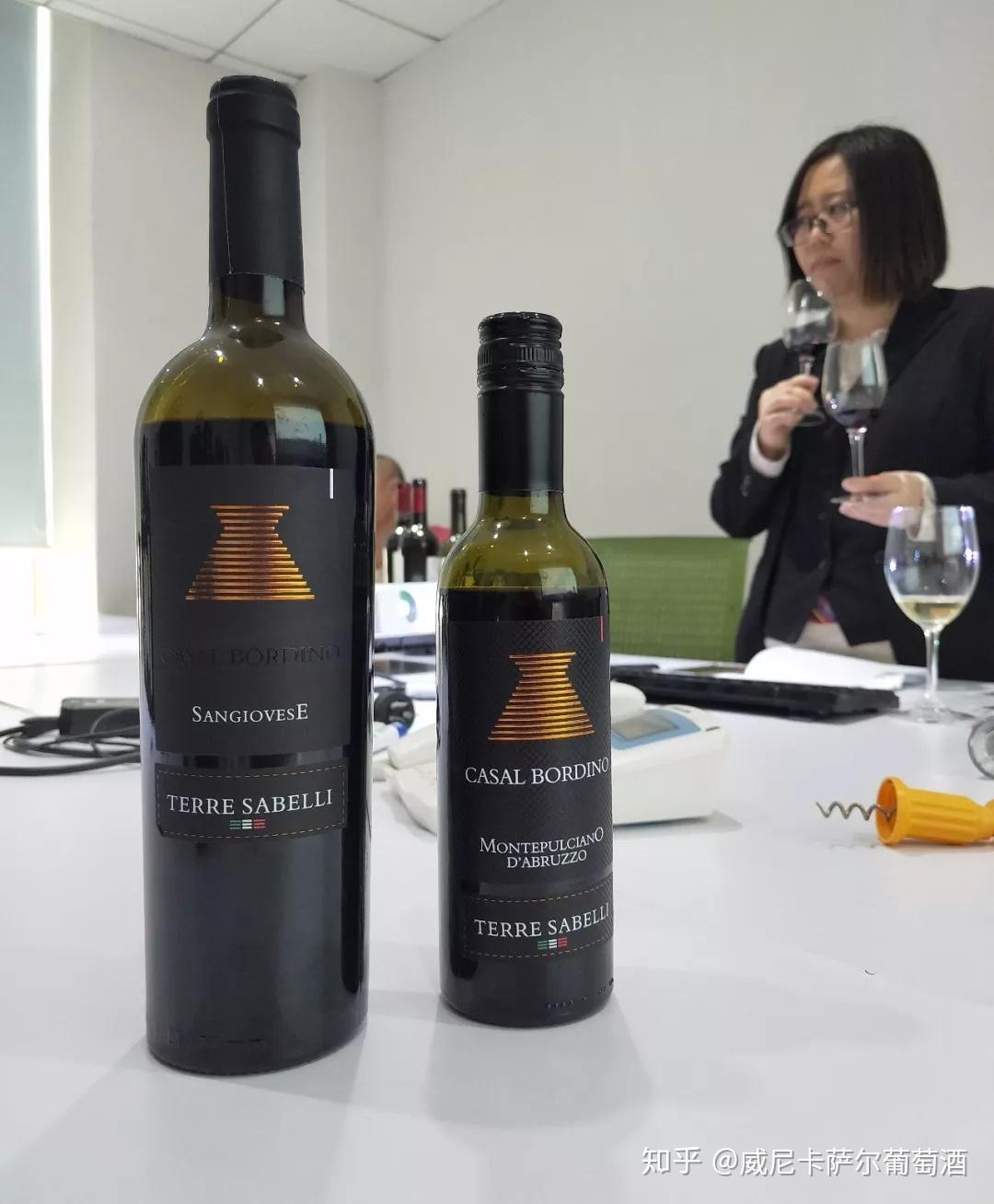 本期培训课程由west高级品酒师,侍酒师merry讲师担任主讲人,系统化地