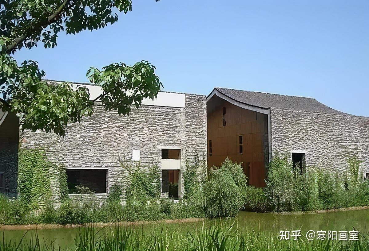 有雅兴的同学游杭州不应该错过,中国美术学院里面的建筑很有特色,以