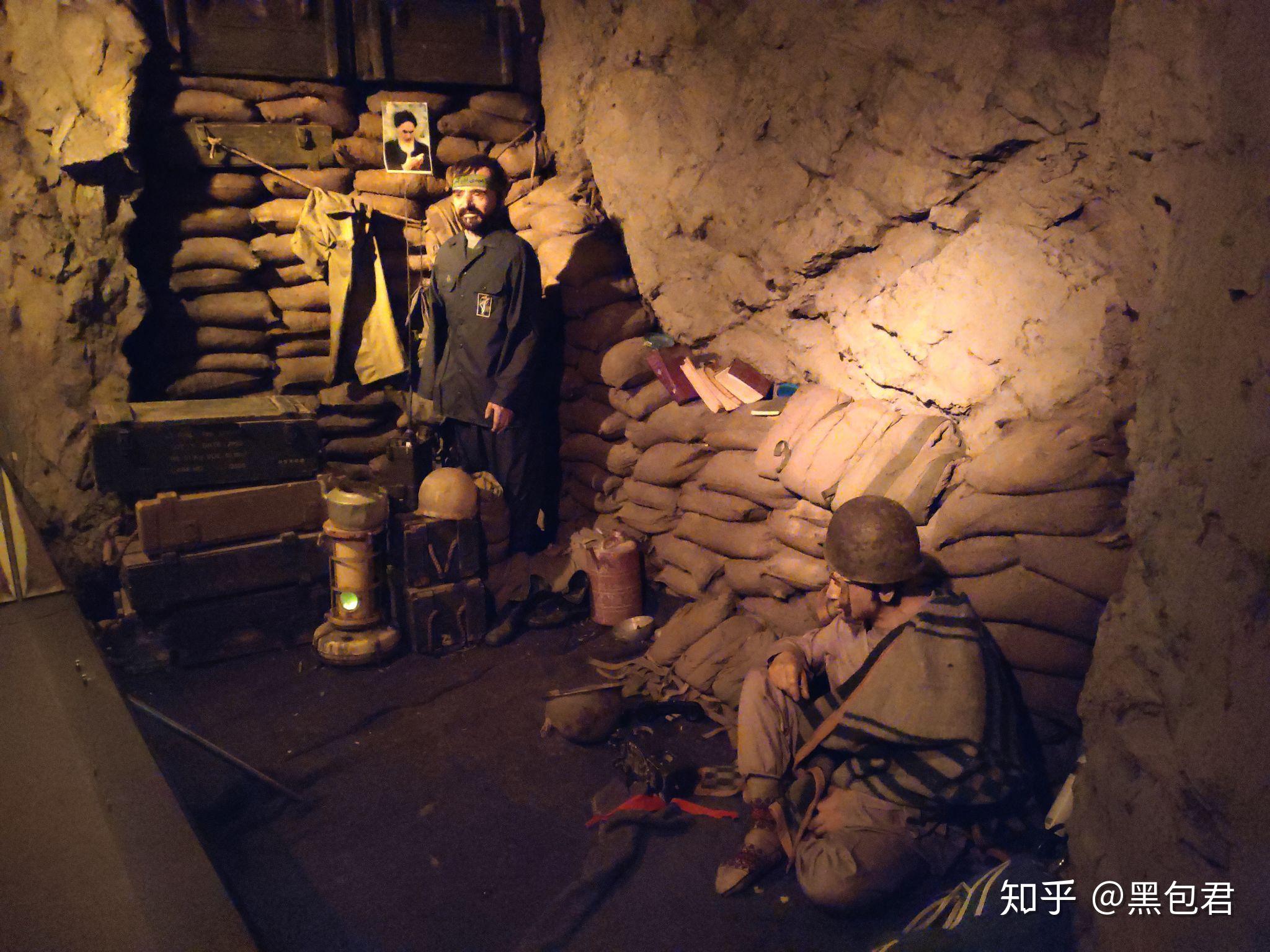 模拟战壕,上图为波斯湾战区,下图为库尔德山区战区第四展厅布置成了两