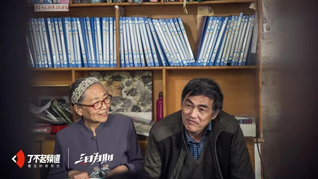 杜红军(左)已经68岁的杜红军,就是那个饰演稳婆的人.