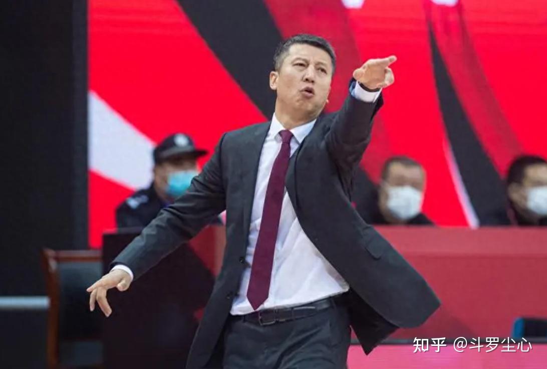 2013年11月,沉寂两年的郭士强接替吴庆龙重掌辽宁队教鞭,第三次成为