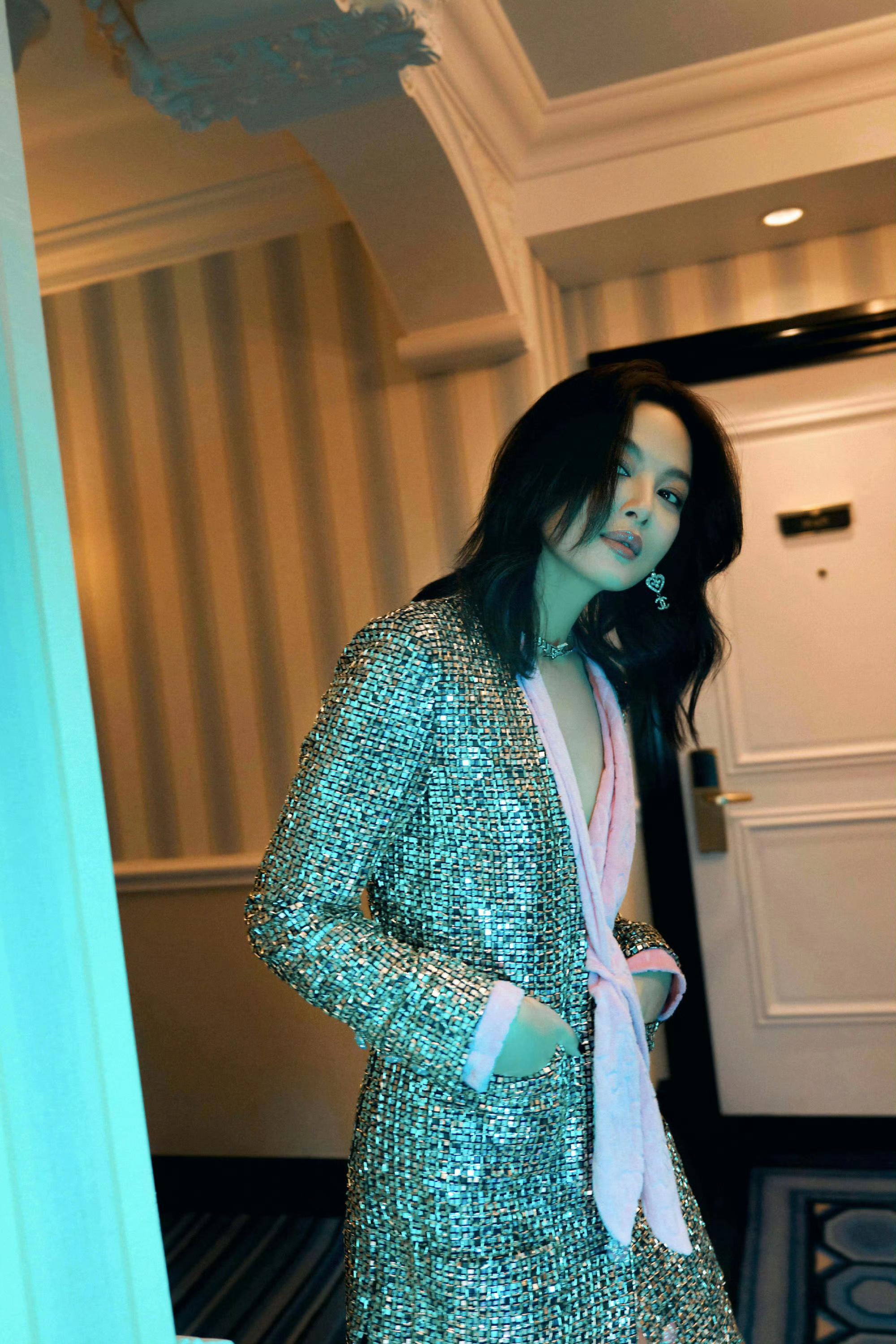 辛芷蕾最新美照分享,闪钻撞粉色低胸连衣裙优雅妩媚气场十足! - 知乎