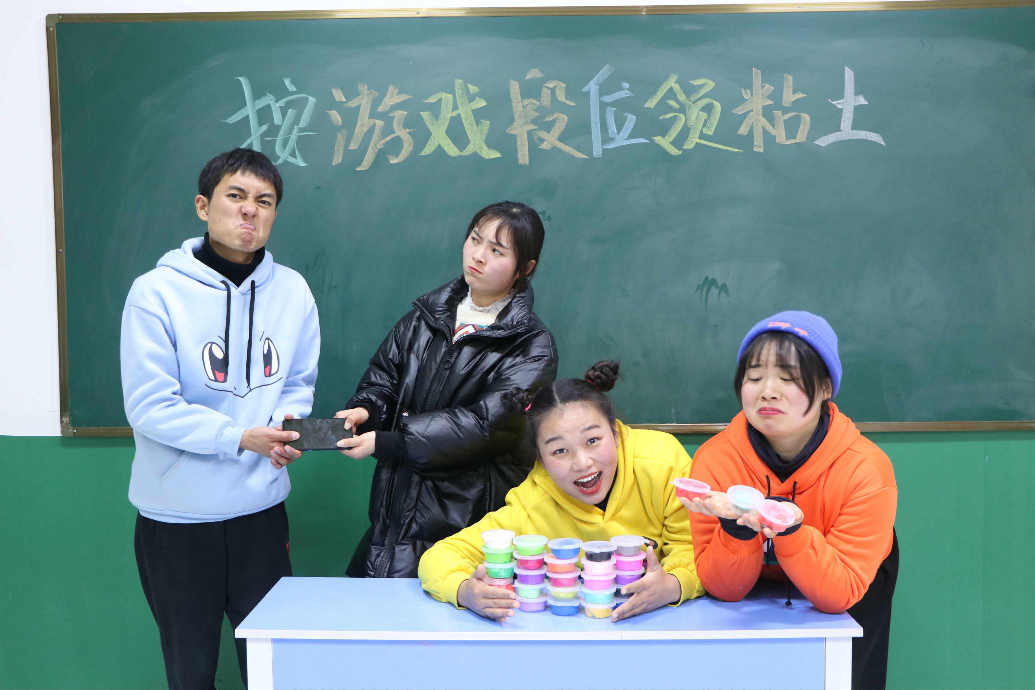 挑战人体大转盘赢起泡胶没想无敌却转到了惩罚太悲催了