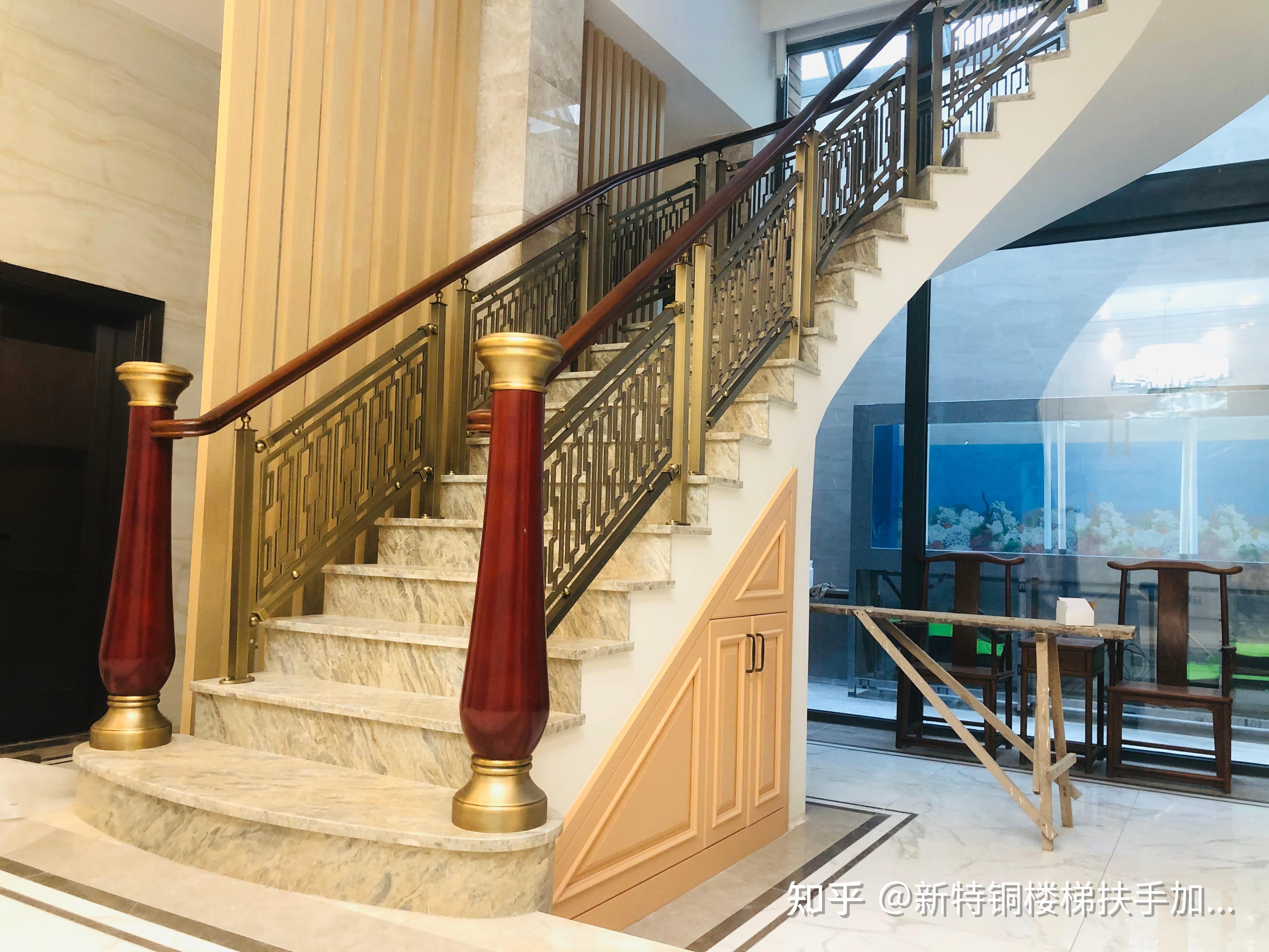 看看别墅楼梯扶手铜艺雕花楼梯审美习惯