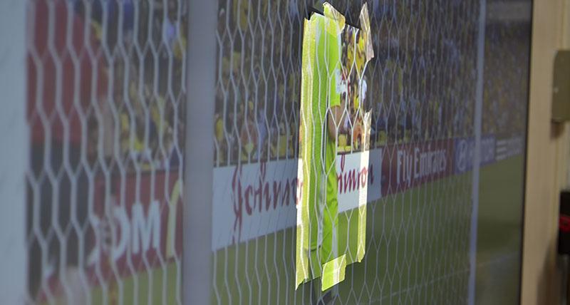 为什么配上抗光幕几百流明投影就可以白天看?