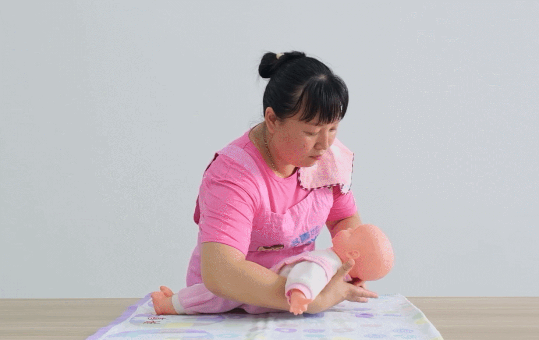 新生儿真的不能竖抱吗?听听儿科专家怎么说 - 知乎