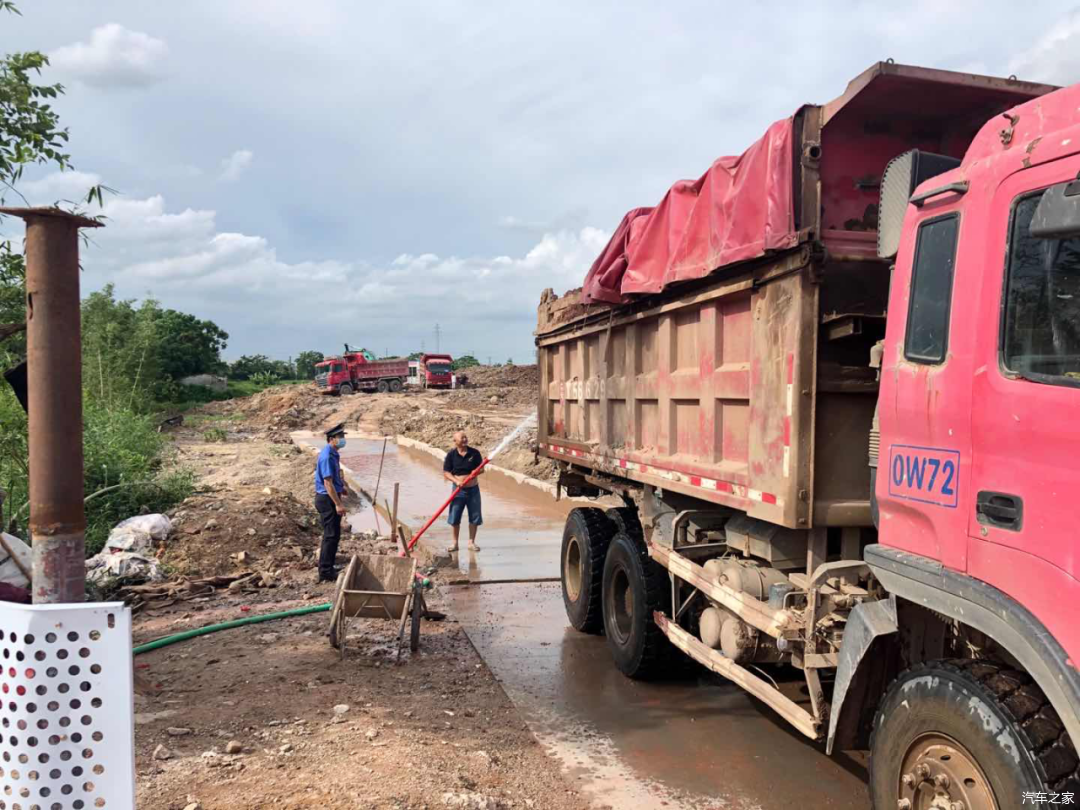 创文明卫蓝天三角镇持续常态化开展泥头车专项整治行动