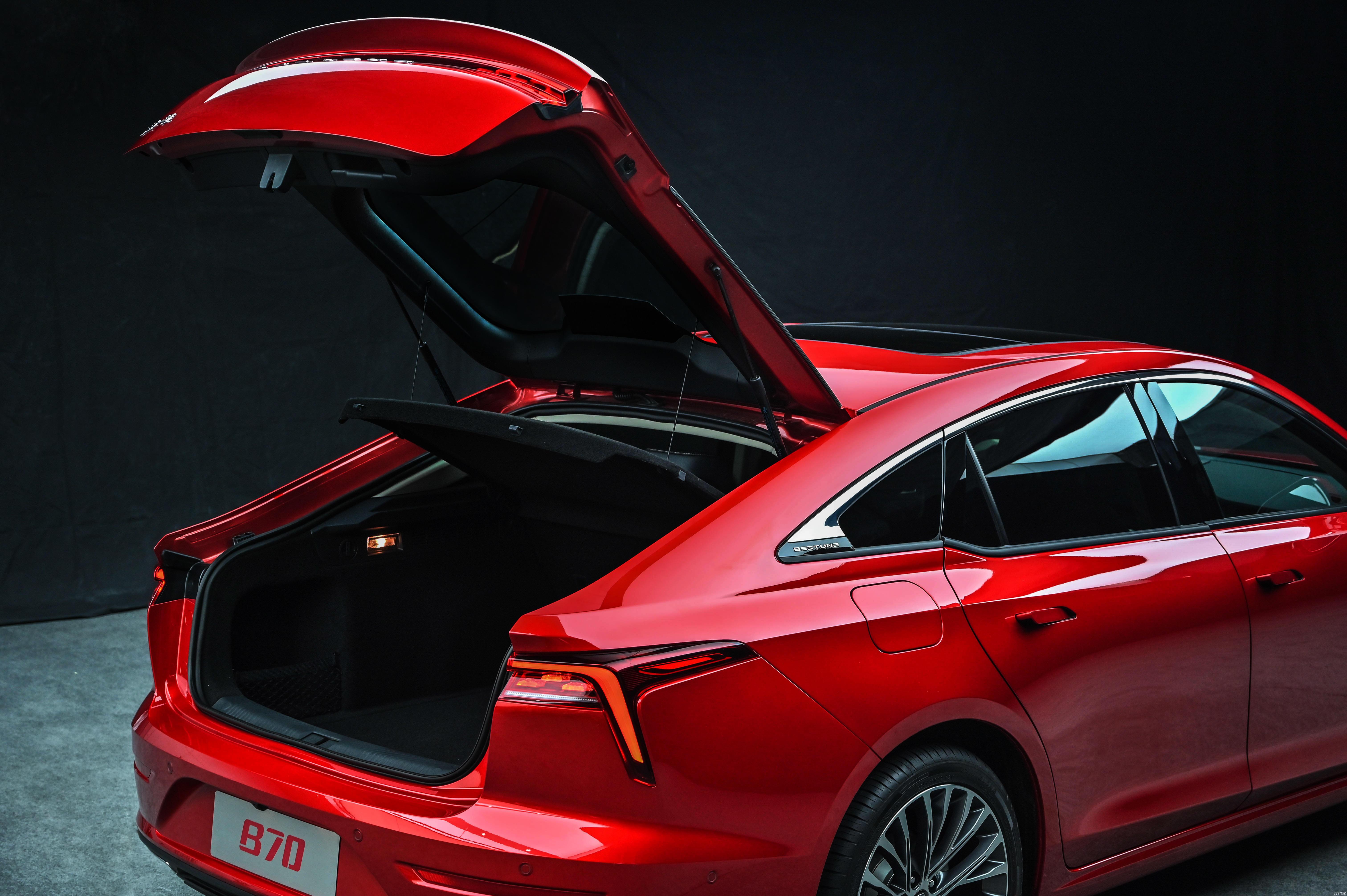 采用掀背式尾门轿跑风格全新一汽奔腾官图b70最新发布