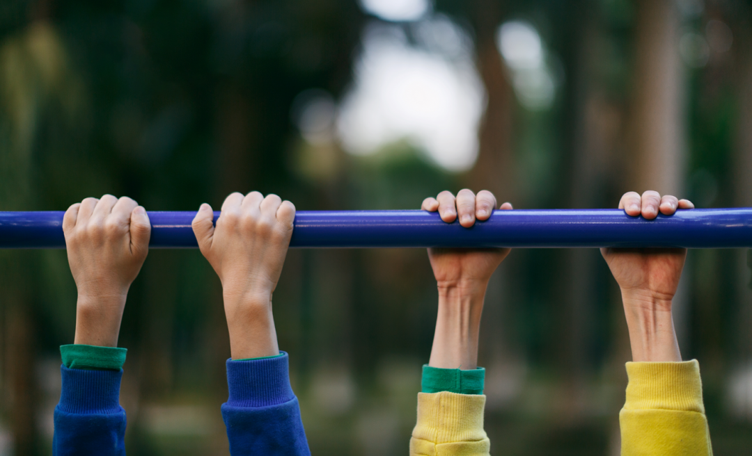 根据孩子的能力做正向手握悬垂,也可以倒挂悬垂(双脚用运动绷带固定)