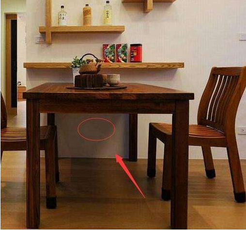 双开开关2个,插座2个餐厅开关,1个是墙面,1个是靠近厨房的位置;餐桌