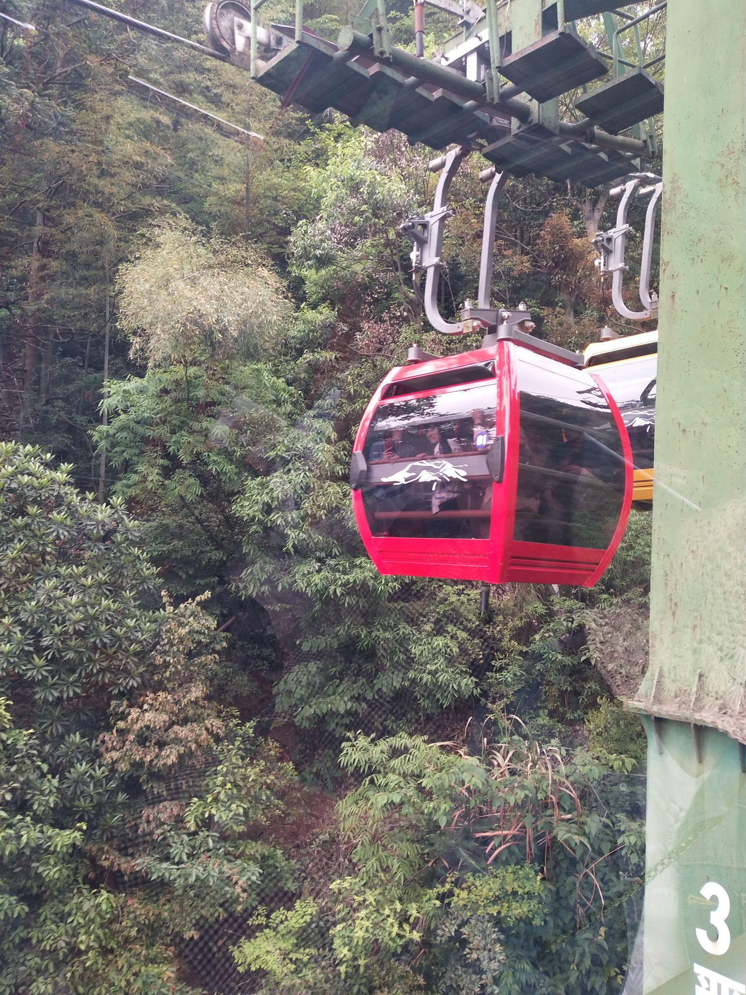 这条索道比较平稳  没有什么太出彩的地方三叠泉内边也有一条索道
