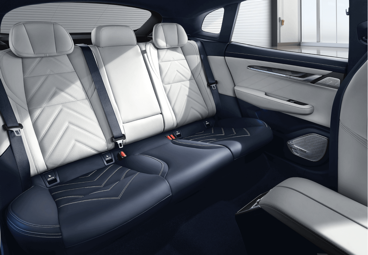 空间表现自然更好,同时得利于优秀的设计,它的后排地板基本做到了纯平