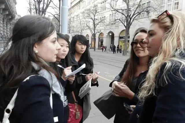 美国街头采访中国是发达国家吗美女的回答很直接