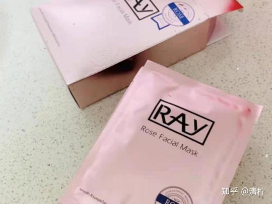 妆蕾ray面膜包装盒的第一层铜板胶面掀开,真货会印有妆蕾 ray的logo