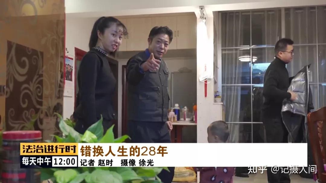 在南昌九江市许敏的家中,抱错孩子的事实查明后,她的亲生儿子郭威专程