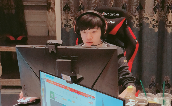 斗鱼节吃喝玩乐主播面基合影傲风为你全包