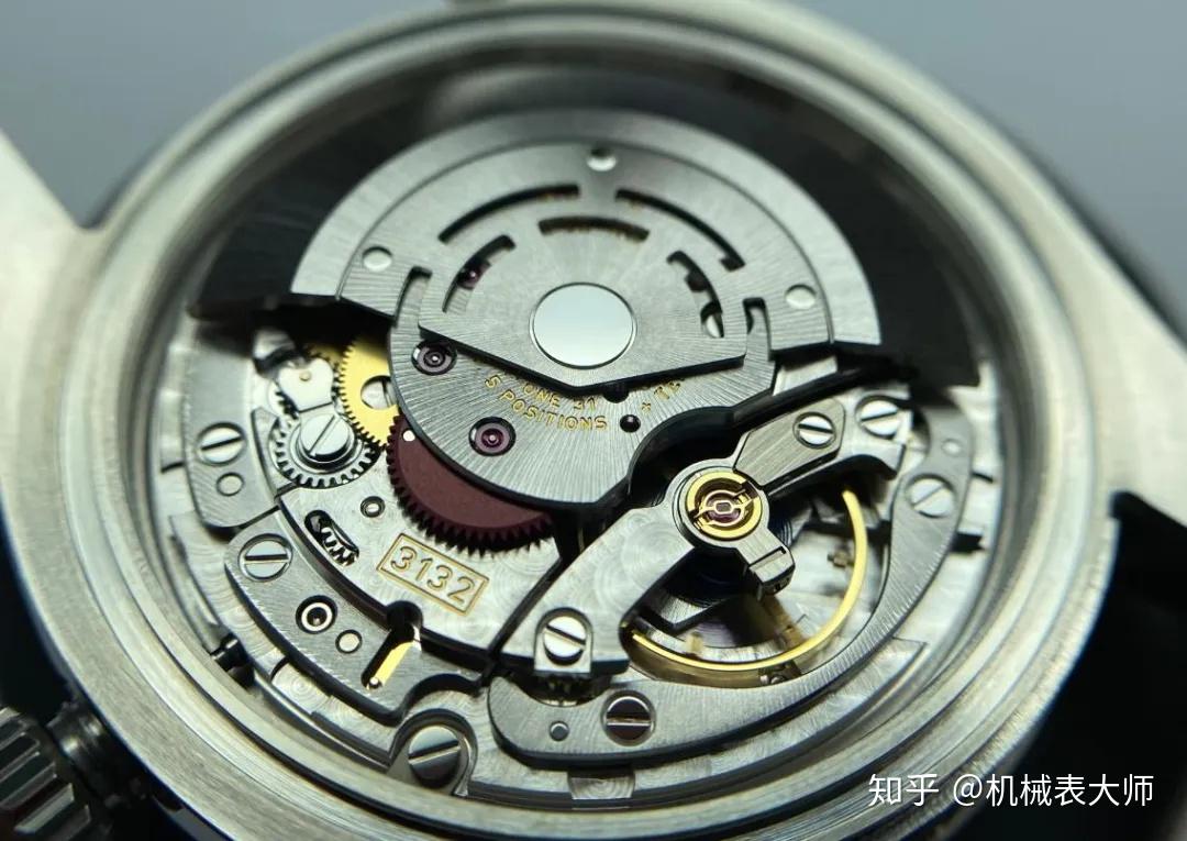 这是劳力士自产的3132机芯,我们会发现三针款的表款之所以稳定,主要是