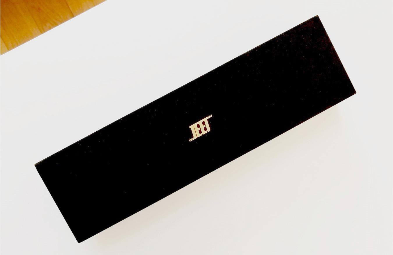 干脆做出了礼品盒设计,整体包装盒较之前几代高端大气不少,黑色