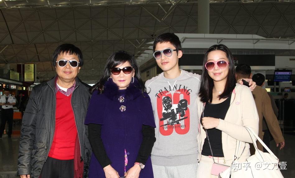 蔡加赞的父亲是蔡志明,香港大名鼎鼎的玩具大王,家中资产过千亿,堪比