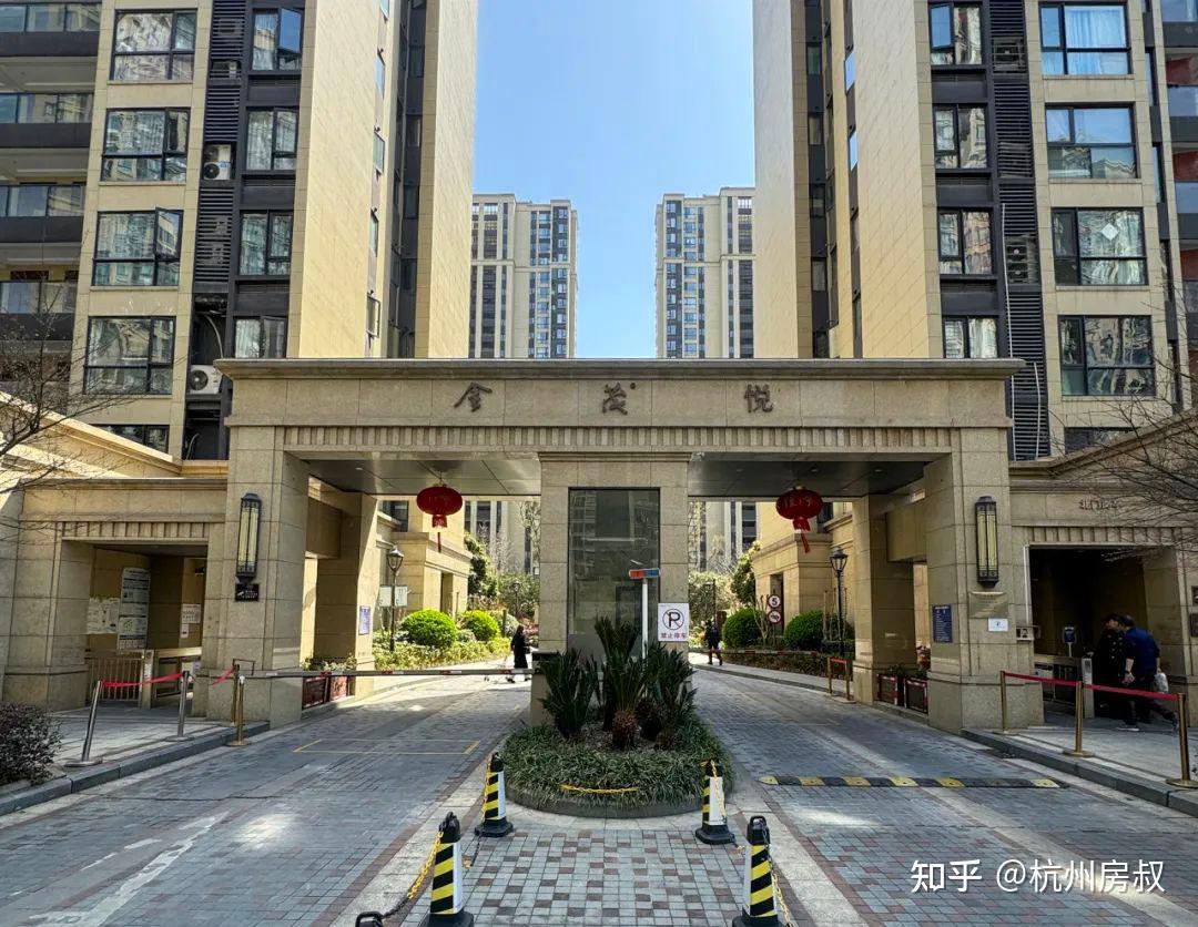 小区整体风貌西南侧2幢2楼房源,寻房东1对1的物业管家开门联系不上