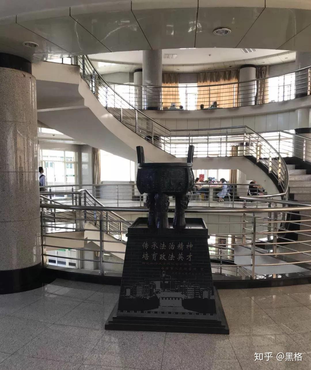 西北政法大学图书馆:西北政法大学的图书馆或教室环境如何?
