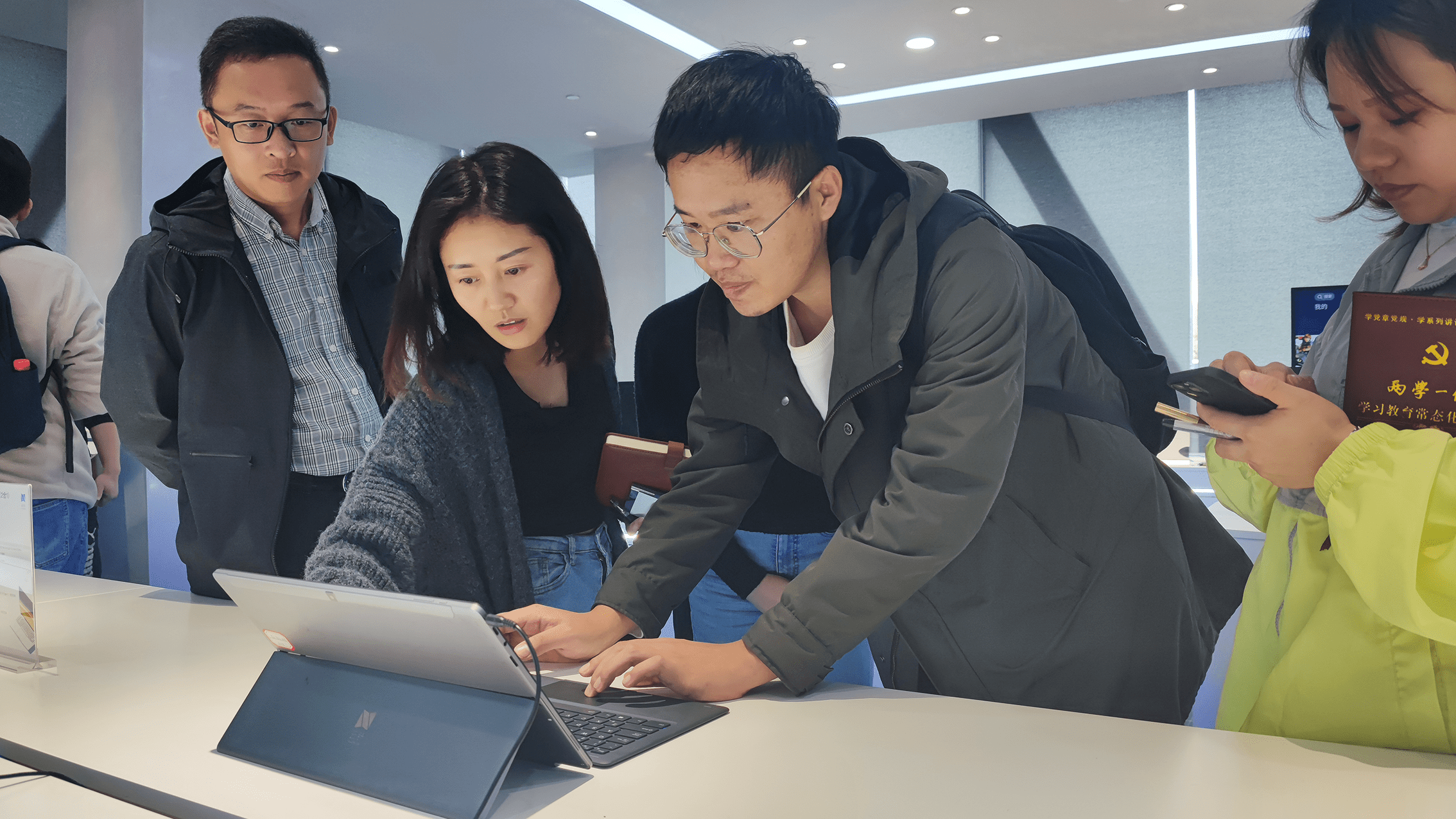 中国移动杭州未来城分局王翱翔局长协移动云计算专家参观云针科技