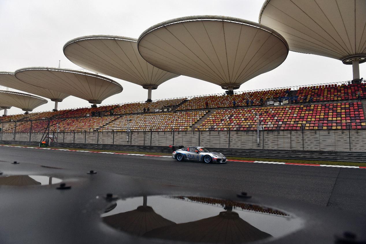 刚刚开赛,保时捷青年车手在出场时就因为轮胎打滑不幸撞在墙上没能完