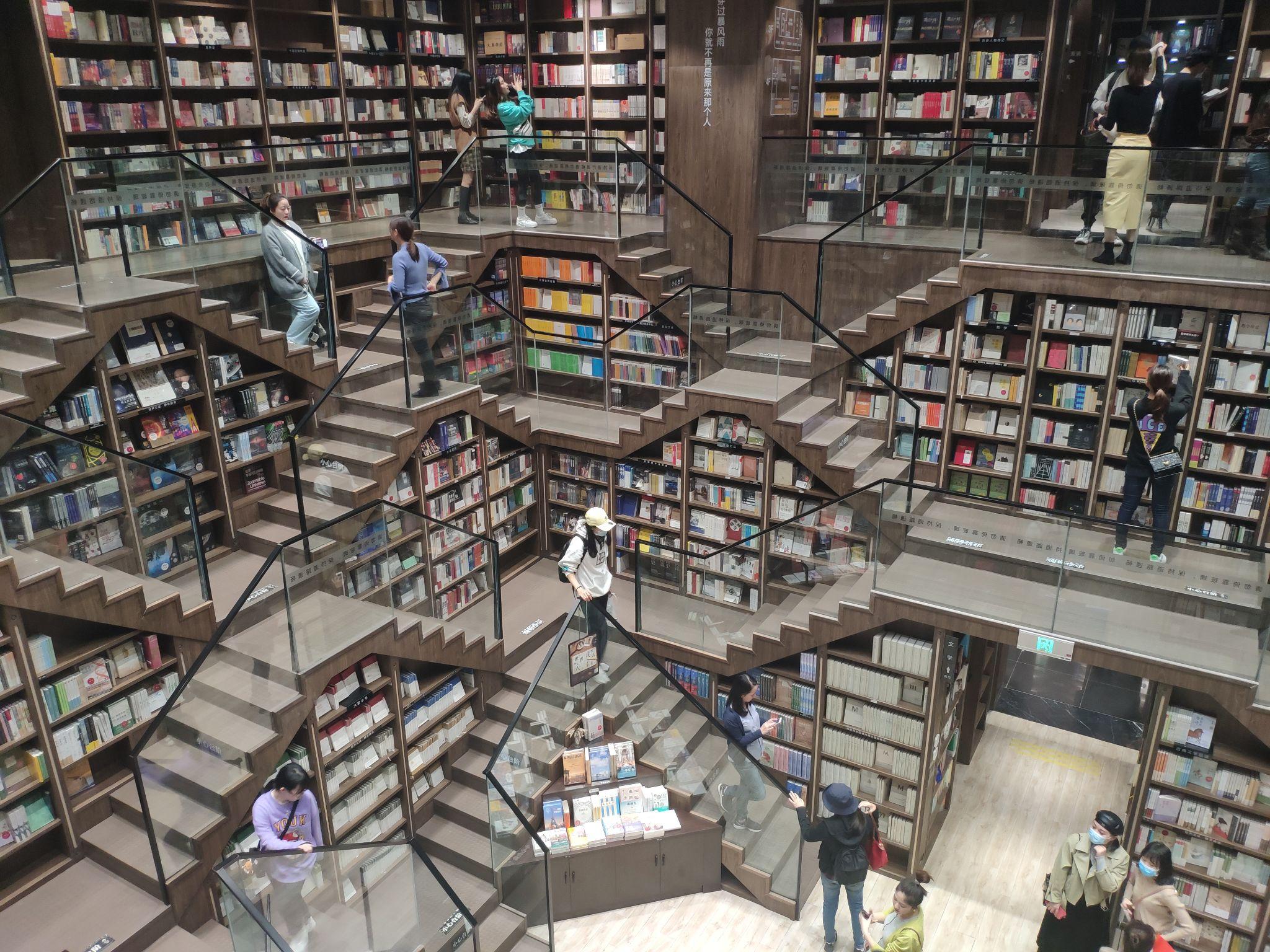 下一站走上了千厮门大桥看看山城的傍晚这张照片拍的不错晚上在观音桥