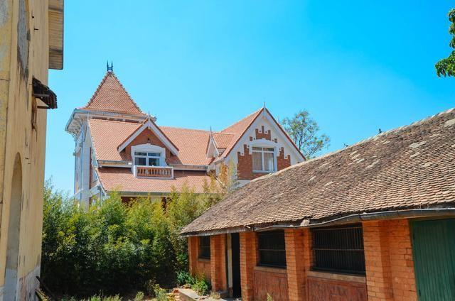 但山脊中部阿杜拉鲁山山顶却有一座高达40米的王宫,据说运输宫内檀香