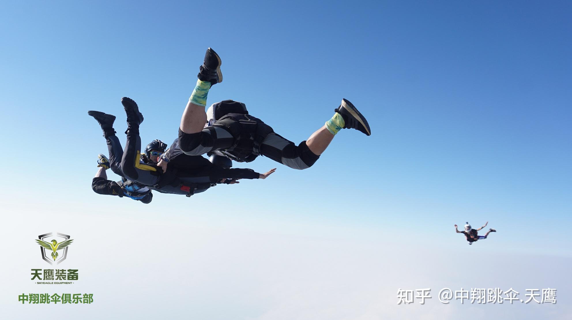 惊心动魄!世界首次低空跳伞成功穿越天生三桥(附高清图)__凤凰网