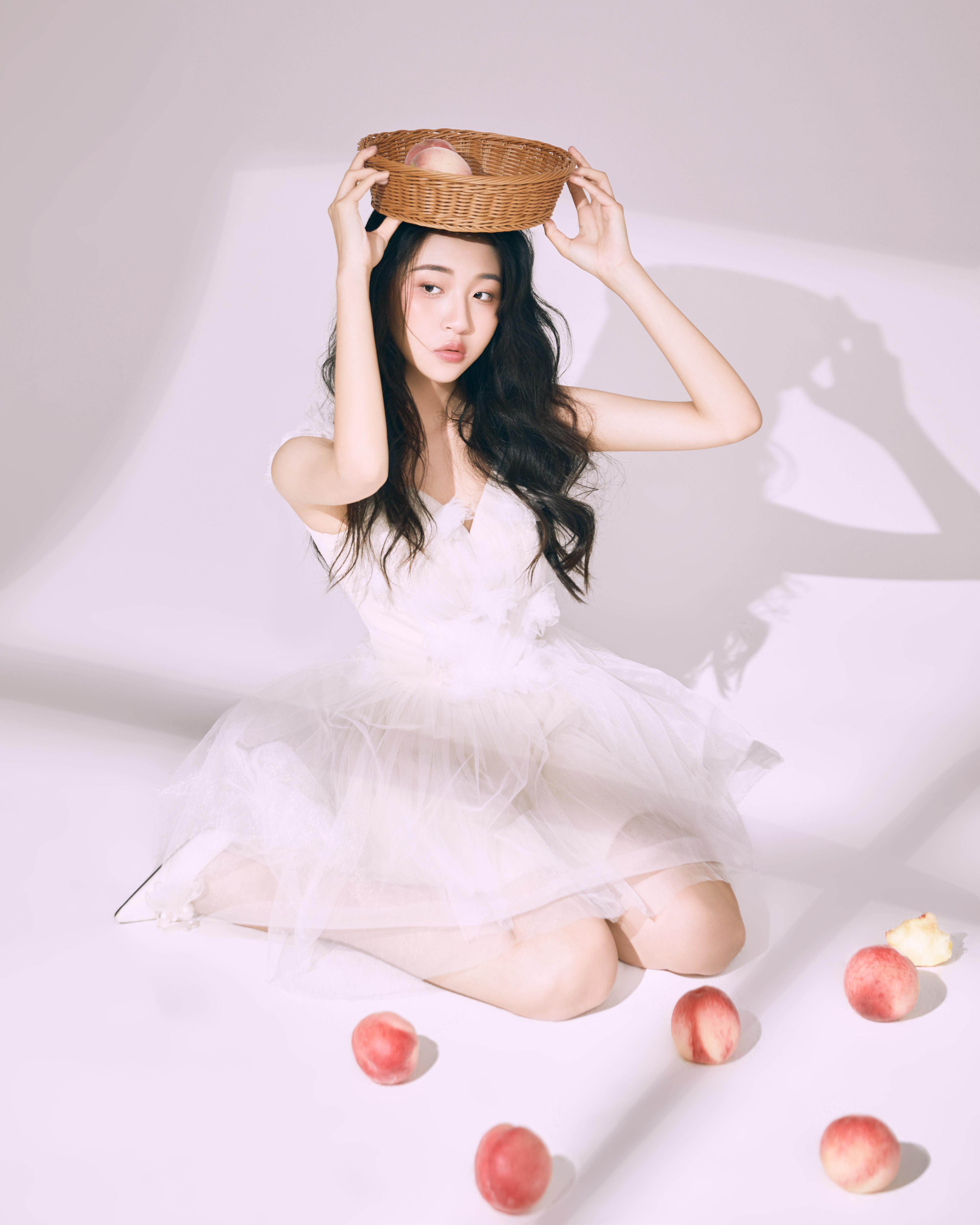 拍照姿势教程丨手把手教你拍超甜的夏日清纯写真