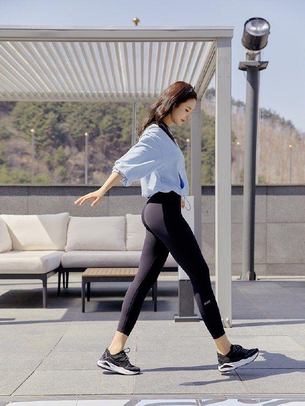 女生灰色紧身裤应该怎么搭配衣服比较潮呢?