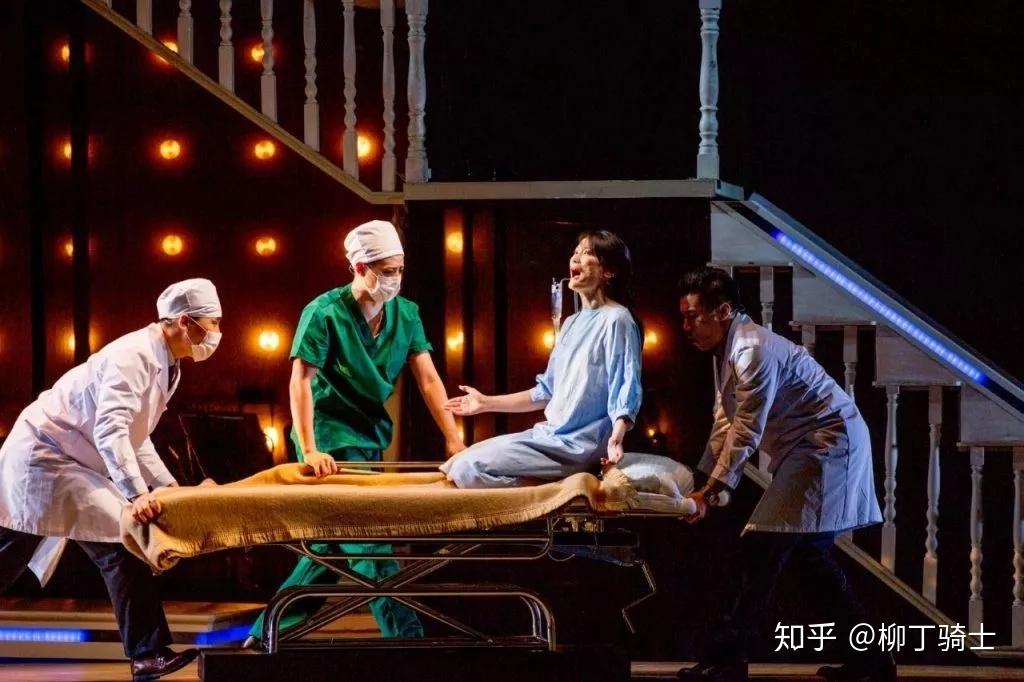 音乐剧近乎正常站在悬崖边的跷跷板上还要笑着说我很好