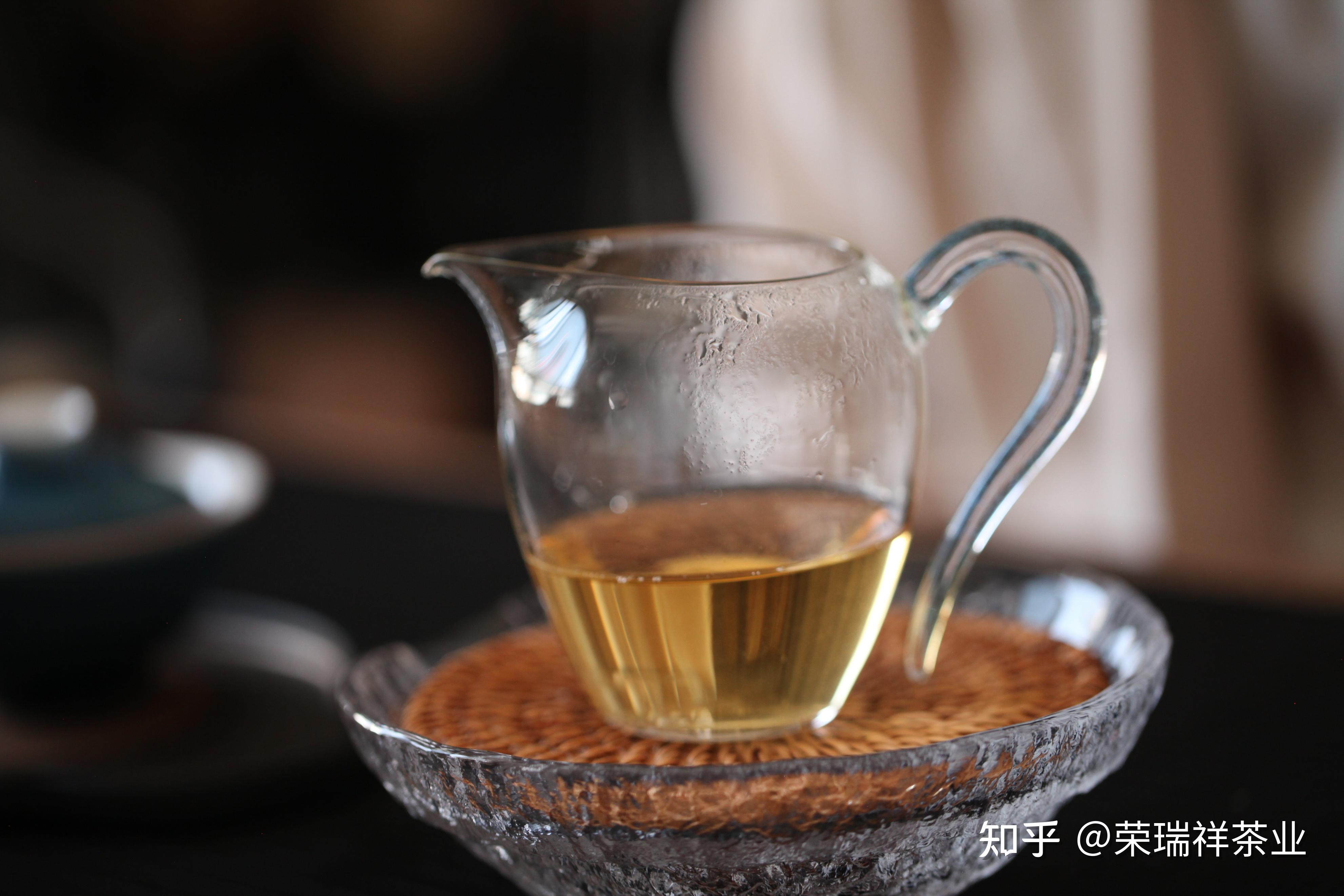 谈及茶,总离不开柴米油盐酱醋茶和琴棋书画诗酒茶.