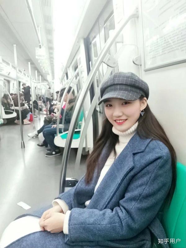 小姐姐笑起来简直甜到昏厥 而且肤白腿长,真实女神啦 图片都是从小姐