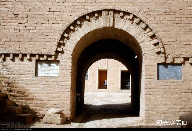 苏萨古城是由法国考古学者m.-a.迪约拉富瓦(1844～1920),http://j.