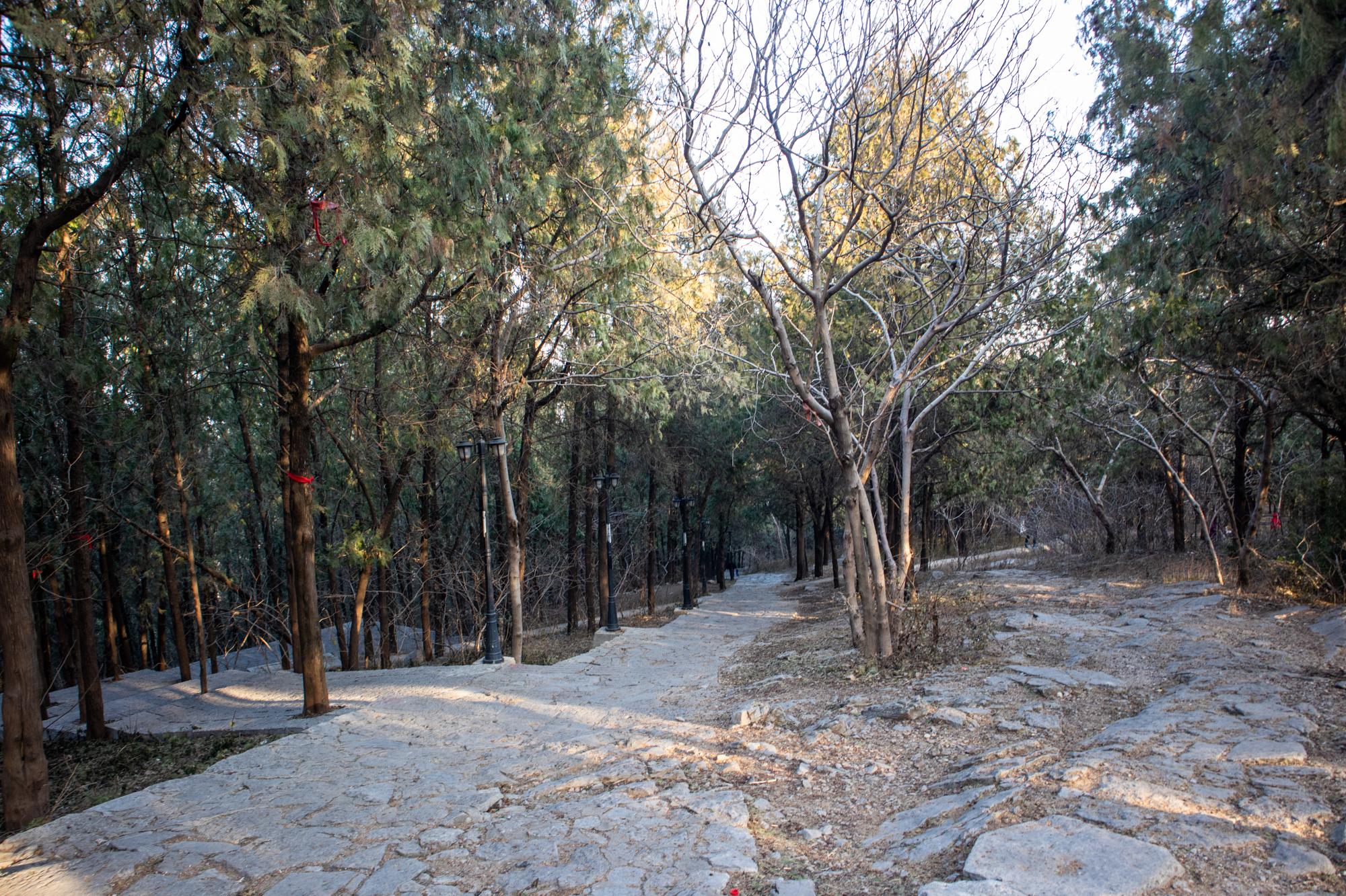 不願走石階路,還是走旁邊的土路舒服.泰山登山口,還有泰山石敢當.