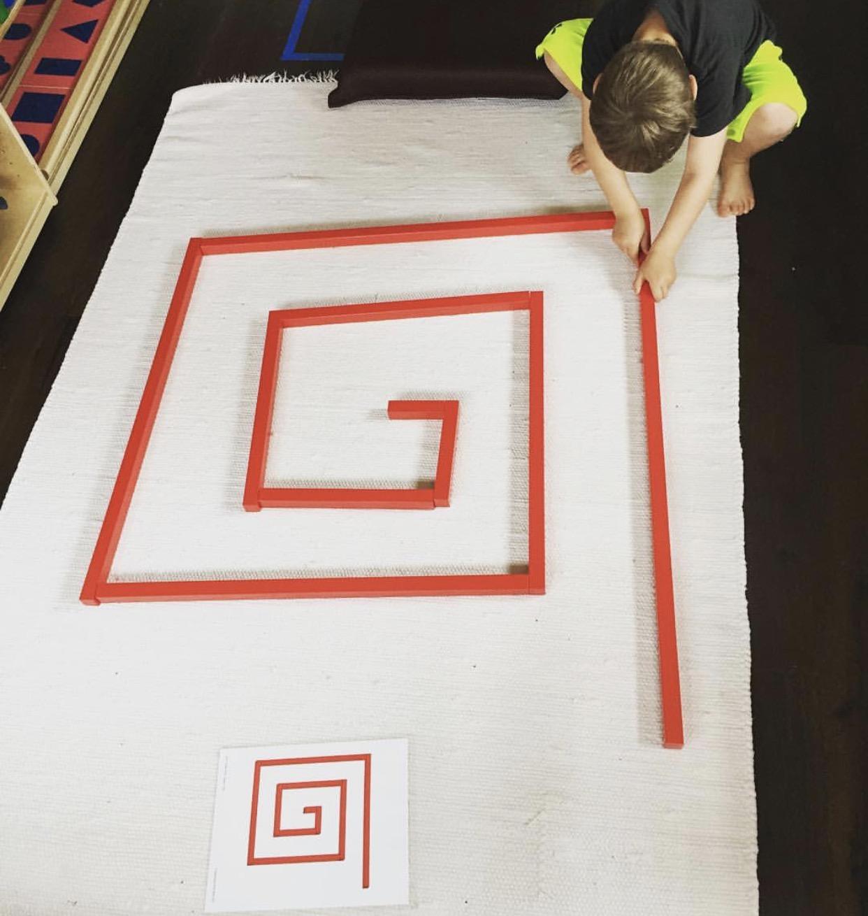 比如,摆好走迷宫:做法呢,就是先打乱顺序,把红棒按照从长到短的顺序