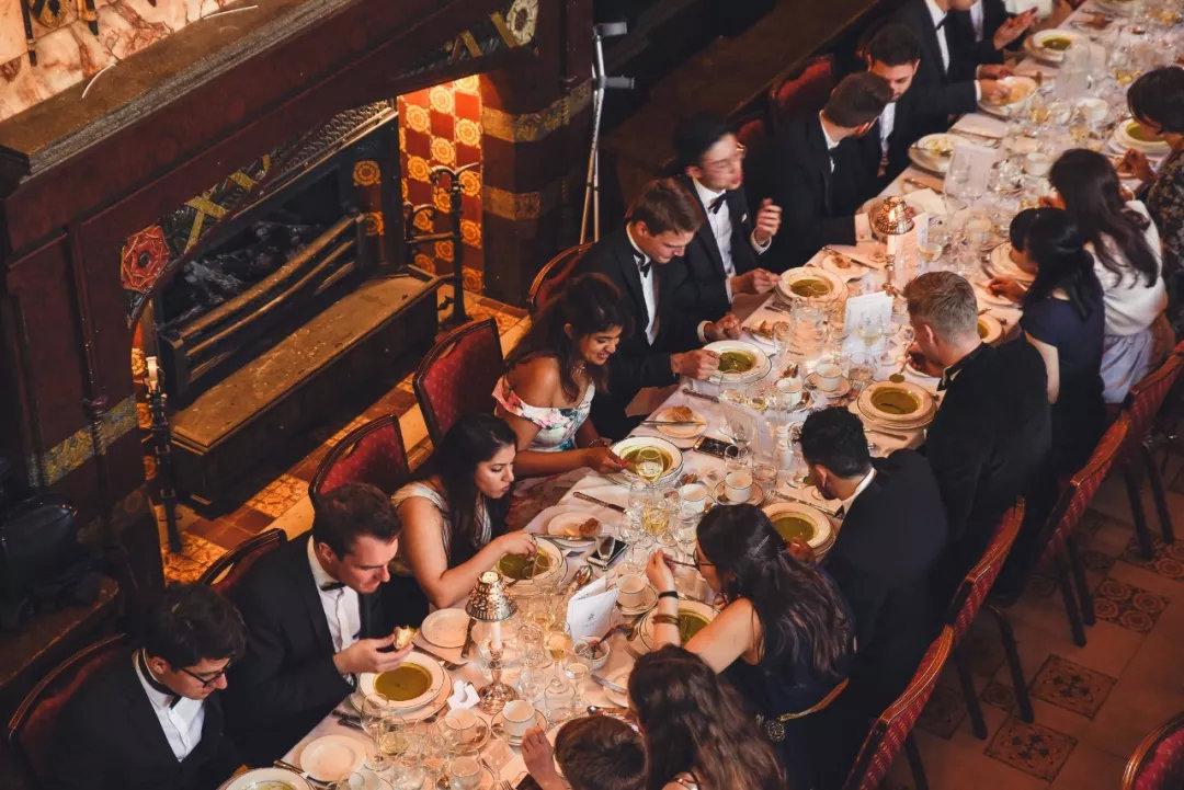 历史悠久地位崇高的剑桥大学还有formal晚宴最大图书馆博物馆徐志摩