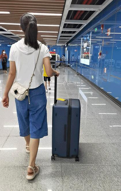 旅游出行就应该优雅从容,一人推着一个大行李箱就很