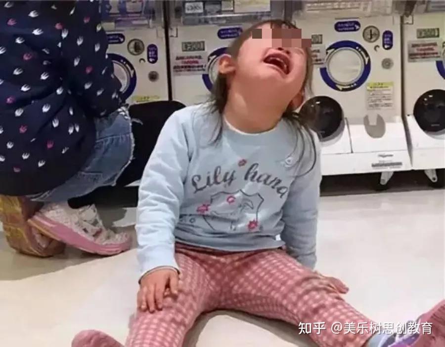6岁小女孩当街被打痛哭求饶:"妈妈我错了,求你别打了!