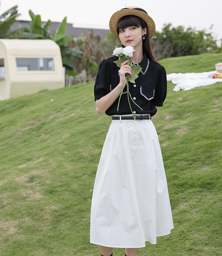 白色半身裙应该搭配什么上衣