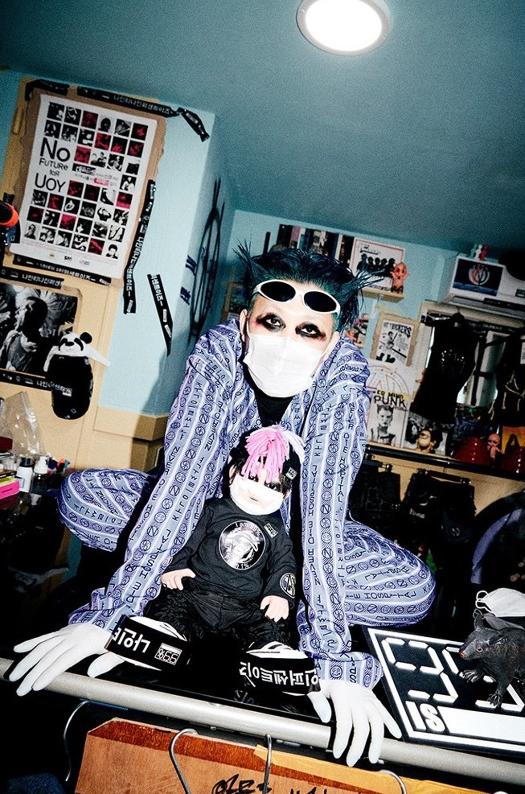 黑眼影,破洞口罩,宛如《小丑》里的主角:bajowoo正