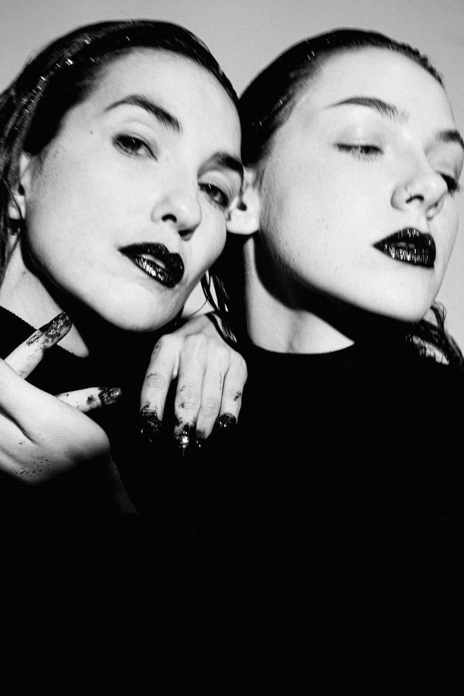 黑白高反差情绪姐妹花