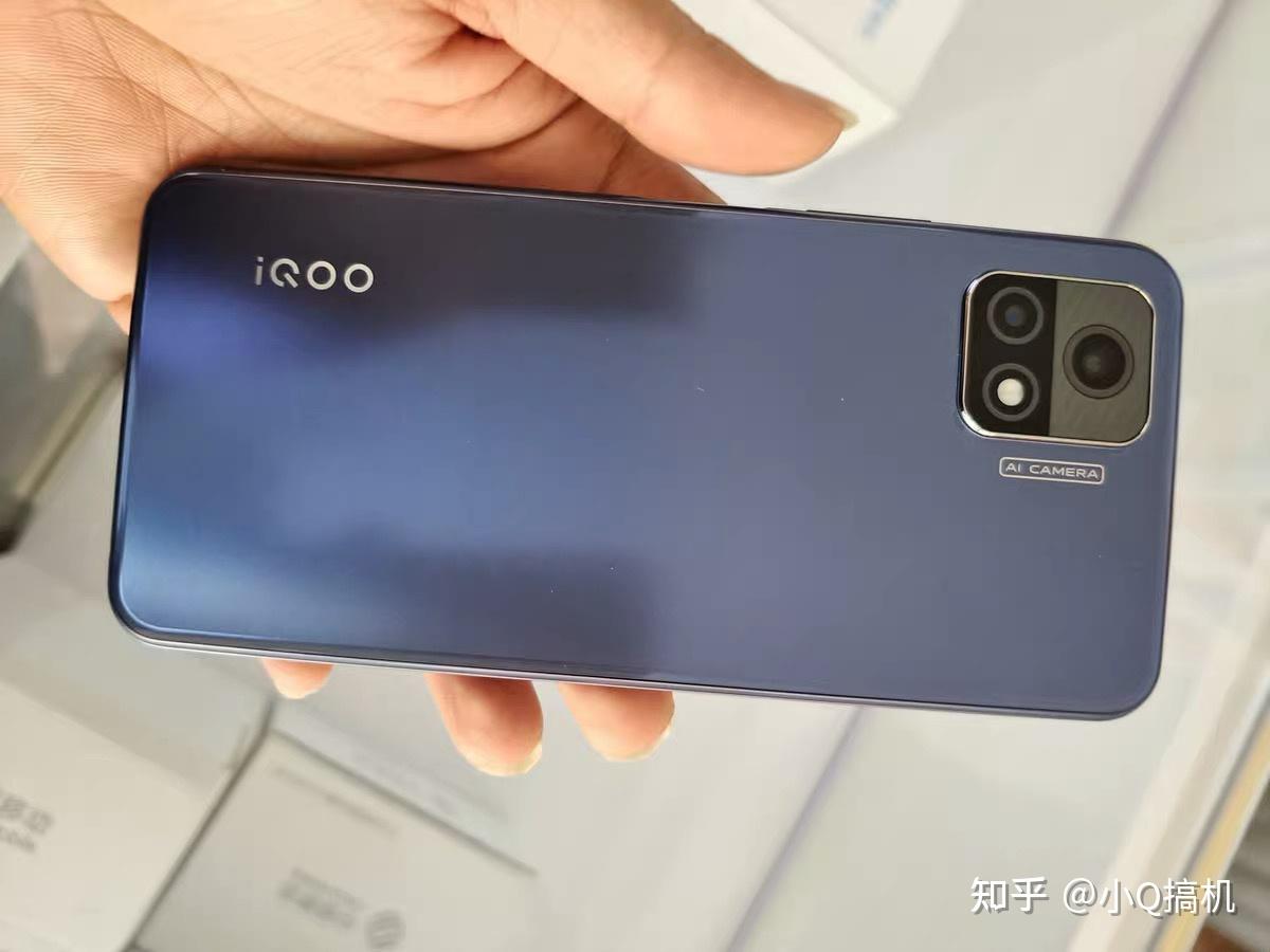 目前iqoo就有一款不错的千元机,性价比不输红米note9 5g版,没错就是图