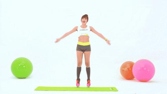 开合跳60/2组开合跳要掌握好方法,跳之前腹部收紧,身体前倾,用你的